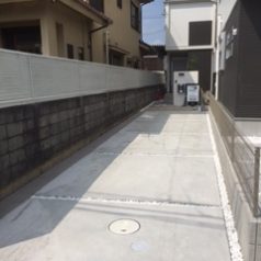 奥まった玄関は防犯性も上がります(外観)